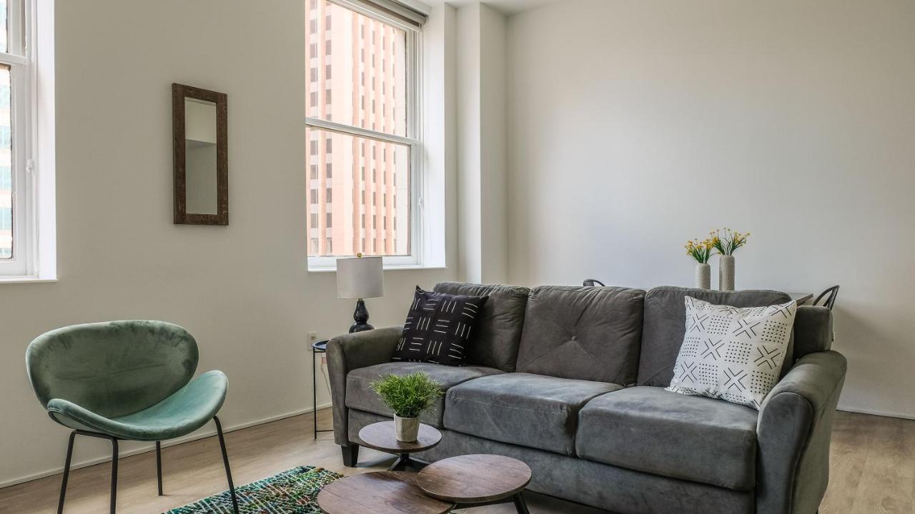 Апартаменты Frontdesk Lofts At 629 Euclid Downtown Кливленд Номер фото