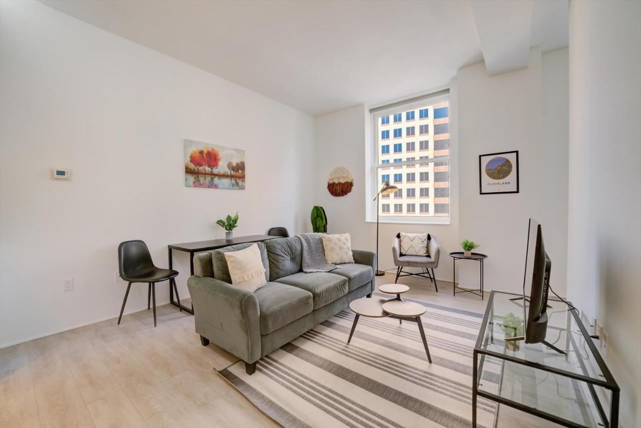 Апартаменты Frontdesk Lofts At 629 Euclid Downtown Кливленд Номер фото