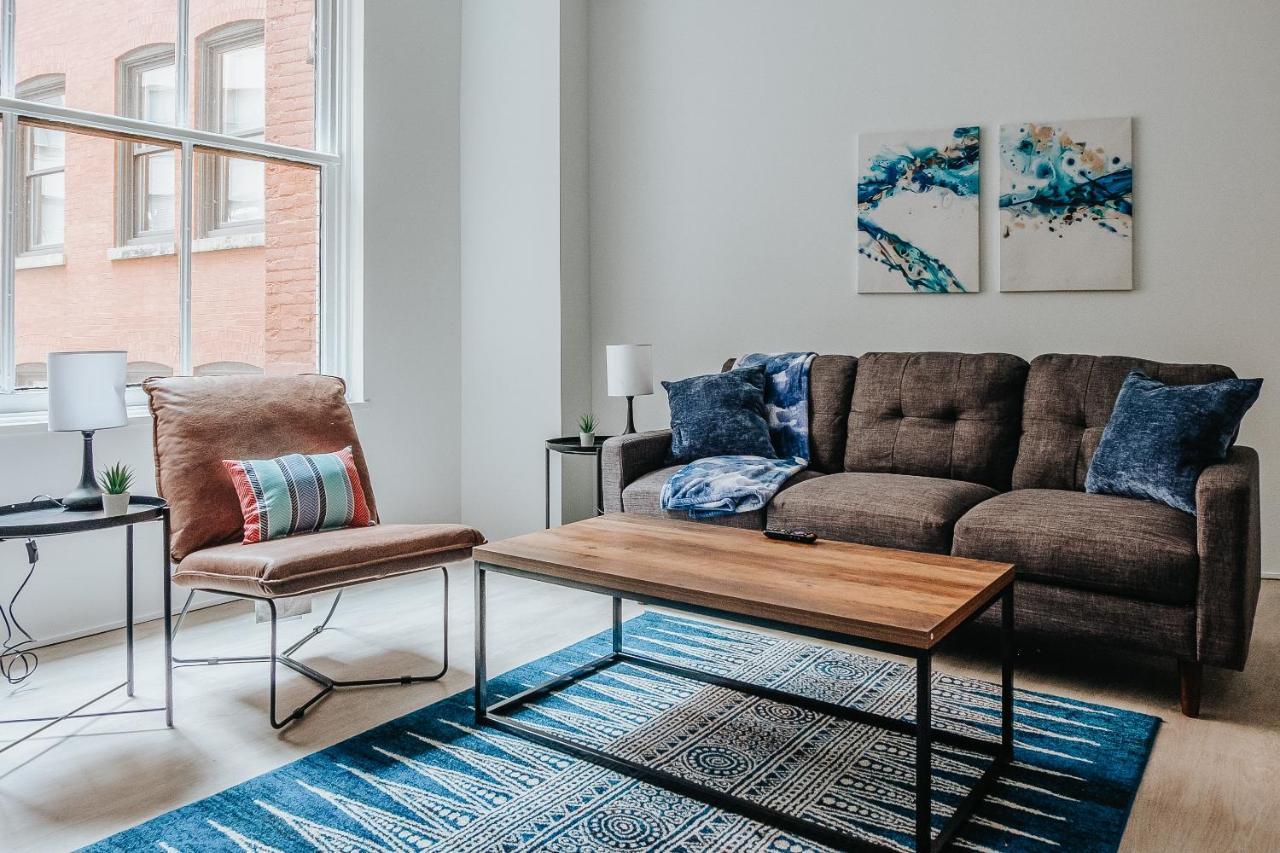 Апартаменты Frontdesk Lofts At 629 Euclid Downtown Кливленд Номер фото